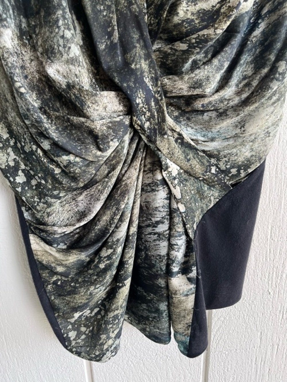Helmut Lang Silk Asymmetrical Twist Front Blouse in Raven Print Sateen Size S - Picture 4 of 9